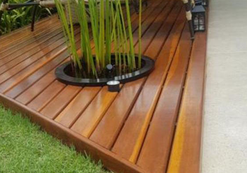 Decks de madeira em áreas externas: erros de base e fixação que reduzem a vida útil