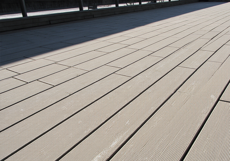 Decks de madeira: erros de espaçamento entre réguas que comprometem drenagem e durabilidade