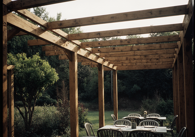 Pergolados de madeira: erros de dimensionamento que comprometem estabilidade e durabilidade