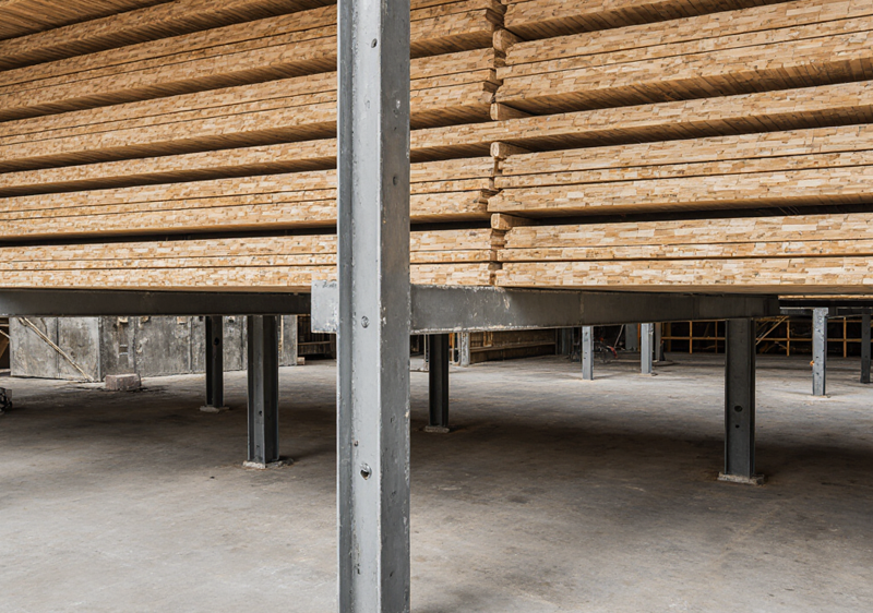 Vigamentos de madeira: erros de armazenamento na obra que provocam empenamento antes da instalação